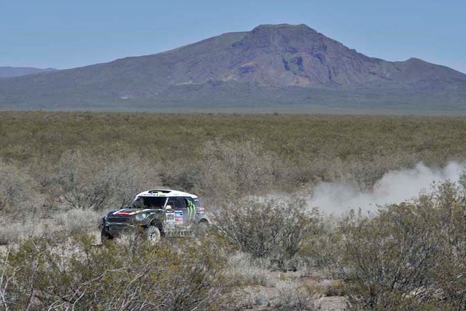 Dakar Rally 2014: Peterhansel slaat toe in veldslag en verslaat Sainz; Erik Wevers ijzersterk